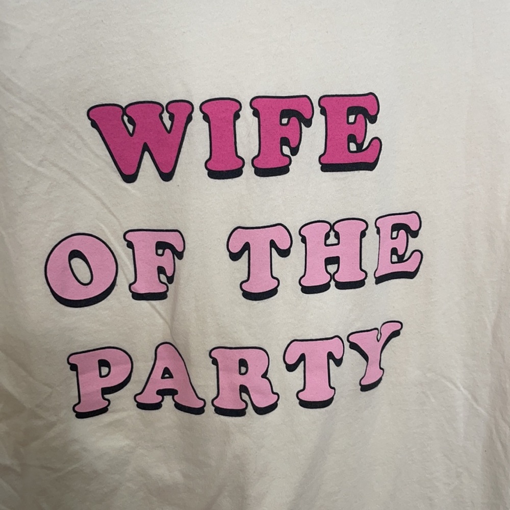 FRIDAY + SATURDAY WIFE OF THE PARTY TEE MEDIUM - Picture 5 of 8